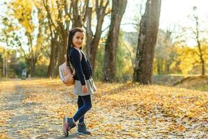 süß Mädchen mit Rucksack gehen zu Schule foto