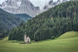 Santa Maddalena Dorf mit schönen Dolomiten im Hintergrund, Val di Funes Tal, Italien foto
