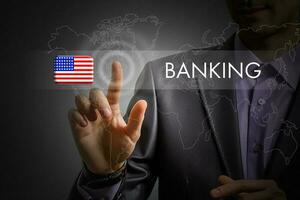 vereinigt Zustände von Amerika Bankwesen Konzept. Mann drücken virtuell Taste mit Flagge Symbol foto