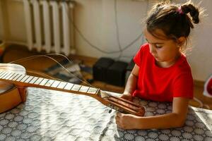 Nahansicht Saiten von ein gebrochen Gitarre. gebrochen Musik- Instrument foto