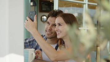 Porträt eines jungen Paares, das Selfie macht foto