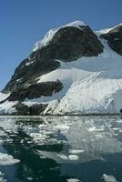Gletscher und Berge im Paradies Bucht, Antarktis Halbinsel, Antarktis.. foto