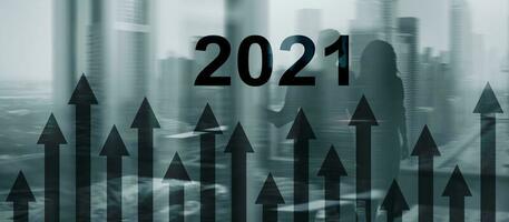 Finanzwachstumsdiagramm des neuen Jahres 2021 auf verschwommenem Geschäftshintergrund foto