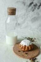 Ostern Kuchen und ein Flasche von Kuh Milch auf ein Weiß Tabelle Nahansicht. das Konzept von feiern glücklich Ostern foto