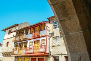 schön Straßen und die Architektur im das alt Stadt, Dorf von Guimaraes, Portugal. foto