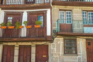 schön Straßen und die Architektur im das alt Stadt, Dorf von Guimaraes, Portugal. foto