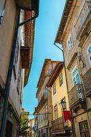 schön Straßen und die Architektur im das alt Stadt, Dorf von Guimaraes, Portugal. foto