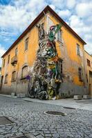 das Straßen von vila Nova de Gaia mit das Hälfte Hase Straße Kunst. Gaia, Portugal. Juni 11 2023 foto