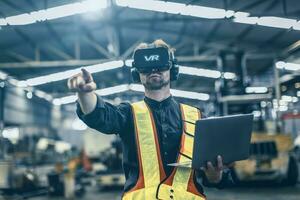 Ingenieur männlich mit vr virtuell Wirklichkeit Technologie im modern Warenhaus Fabrik Neu Innovation Ingenieurwesen foto