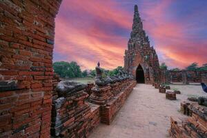 Ayutthaya historisch Park, uralt und schön Tempel im Ayutthaya Zeitraum wat Chaiwatthanaram, Thailand foto