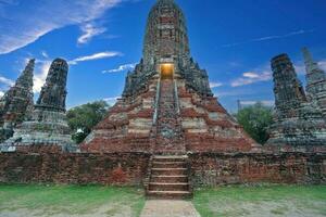 Ayutthaya historisch Park, uralt und schön Tempel im Ayutthaya Zeitraum wat Chaiwatthanaram, Thailand foto