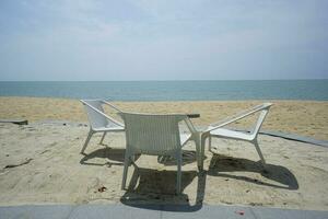 Weiß Stuhl auf das Strand mit Tisch, Meer Sicht, Golf von Thailand, Thailand foto