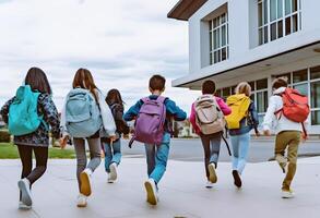 Studenten mit Rucksäcke gehen zu Schule. Konzept von zurück zu Schule. ai generiert. foto