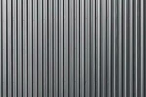 gestreift Welle Zine Aluminium Stahl Metall Blatt Linie Industrie Mauer Textur Muster zum Fliese Hintergrund. foto