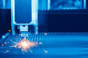 Metall Blatt Laser- Schneiden Maschine Nahansicht Düse Kopf zum modern industriell Technologie Blau Farbe. foto