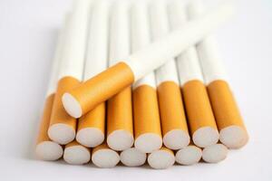 zigarette, tabak in rollenpapier mit filterrohr, rauchverbotskonzept. foto