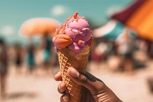 Nahansicht Hand von schwarz Frau halten bunt erfrischend Eis Sahne im Waffel Kegel auf Strand auf Urlaub. generativ ai foto