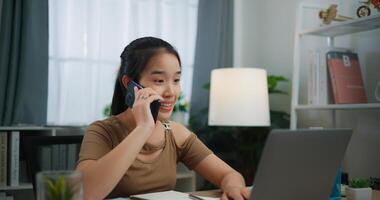 asiatisch Frau Arbeiten mit Laptop und reden auf Handy, Mobiltelefon Telefon foto