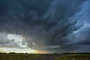 stürmisch Himmel fällig zu Regen im das Argentinien Landschaft, la Pampa Provinz, Patagonien, Argentinien. foto