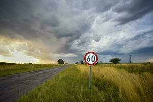 maximal Geschwindigkeit Straße Zeichen mit ein stürmisch Himmel Hintergrund, la Pampa Provinz, Patagonien, Argentinien. foto