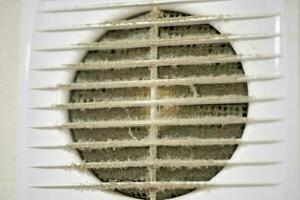 verschmutztes Lüftungsgitter der Klimaanlage mit verstopftem Filter. foto