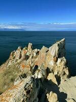 Felsen auf Kap sagan-khushun auf olchon Insel. Baikal, Russland foto