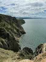 felsig Ufer von See Baikal auf ein wolkig Sommer- Tag, Russland foto