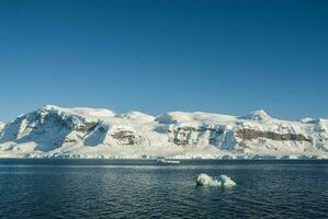 Meer und Berge Landschaft im Antarktis foto