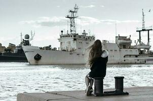 Rückansicht des jungen Mädchens mit Blick auf Schiffe foto