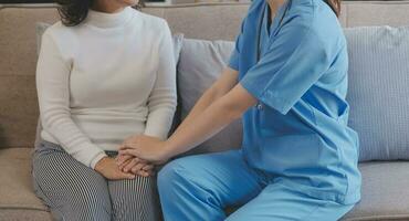 mental Gesundheit Berater. jung Frau während Therapie Session reden mit ein Psychologe im das Büro. foto