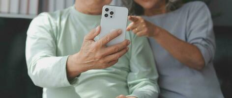 glücklich reifen Paar mit Laptop beim Zuhause foto