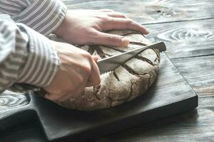 Schneiden von Roggen Brot foto