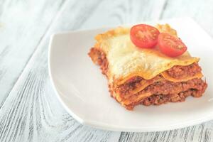 Portion von Lasagne auf das Weiß Teller foto