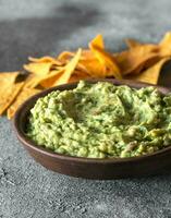 Guacamole im Schüssel mit Tortilla Chips foto