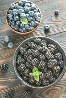 Schalen von Brombeeren und Blaubeeren foto