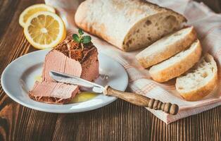 Hühnerleberpastete auf dem weißen Teller foto