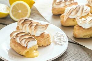 Eclairs mit Zitrone Quark und Baiser foto