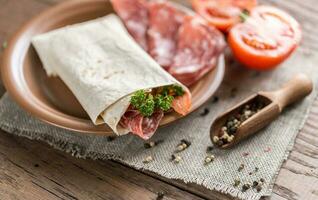 Tortilla mit Wurst und Tomaten foto