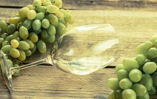 Glas von Weiß Wein mit Bündel von Traube foto