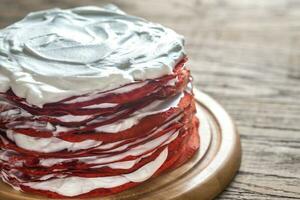 rot Samt Krepp Kuchen auf das hölzern Tafel foto