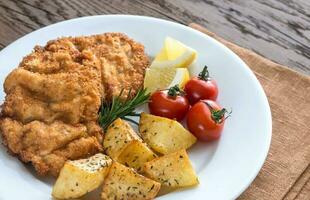 Portion von Schnitzel mit Garnierung foto