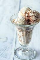 Vanille-Schokolade Eis Sahne im ein Eisbecher Glas foto