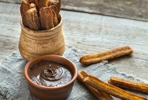 Churros - - berühmt Spanisch Dessert mit Schokolade Soße foto