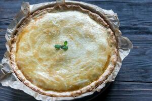 Kirsche Kuchen auf das hölzern Hintergrund foto