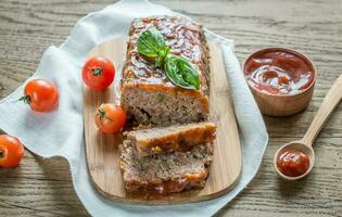 Hackbraten mit Barbecue-Sauce auf dem Holzbrett foto