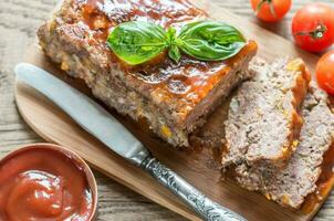 Hackbraten mit Barbecue-Sauce auf dem Holzbrett foto