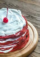 rot Samt Krepp Kuchen auf das hölzern Tafel foto