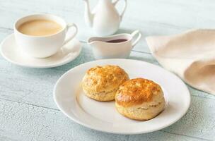 klassische Scones mit Sahne und Beerenmarmelade foto