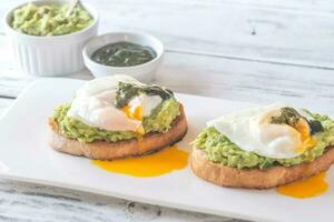 Sandwiches mit Guacamole und pochiert Eier foto