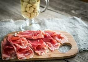 Jamonscheiben auf dem Holzbrett foto